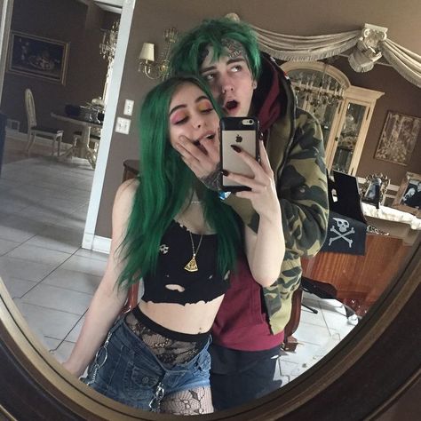 -𝖕𝖎𝖓𝖙𝖗𝖊𝖘𝖙:𝖆𝖓𝖌𝖊𝖑 Green Hair, Myah Alanna, Grunge Couple, The Love Club, Grunge Hair, Matching Couples, Couple Aesthetic, Cute Relationships, Cute Couple Pictures