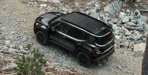 Jeep Renegade 2018 all black with a removable sunroof panel. Love the look. Black Jeep Renegade, Jeep Renegade Black, Jeep Renegade Interior, Jeep Wrangler Renegade, Jeep Renegade Trailhawk, Jeep Gear, Jeep Interiors, Car Jeep, Black Jeep