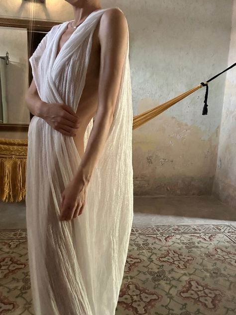 Vintage Greek Fashion, Aphrodite Dress Gowns, Roman Aesthetic Outfit, Armour Inspired Fashion, Wedding Dresses Goddess, Dune Clothes Aesthetic, Greek God Outfit Aesthetic, Ancient Dress Aesthetic, Goddess Dresses Aesthetic