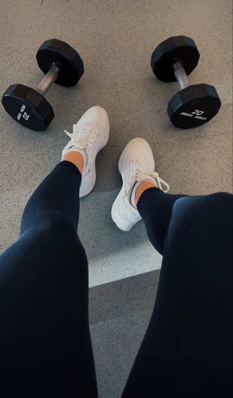 Intimo Victoria Secret, Weight Gain Workout, Foto Sport, Workout Pics, Gym Wallpaper, Gym Mirrors, Workout Sneakers, Gym Pictures, Gym Photos