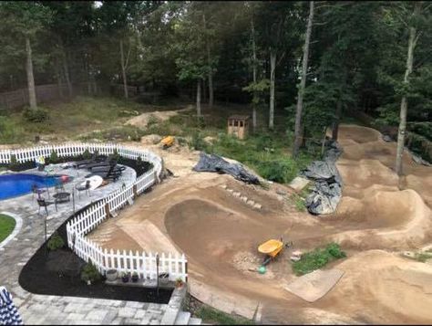 Dirtbike Tracks Backyard, Kids Bike Track, Dirt Bicycle, Bike Pump Track, Dirt Bike Track, Backyard Skatepark, Pump Track, Diy Yard Games, Ramp Design