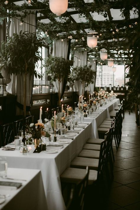 Elegant New York wedding reception decor overflowing with lush greenery | Image by UNIQUE LAPIN Photography New York Wedding Reception, Moody City Wedding, Modern Aesthetic Wedding, Winter Wedding Moody, Wedding Venue New York, Fall City Wedding Colors, Modern Wedding Lighting, Elegant Chic Wedding Decor, City Chic Wedding Decor