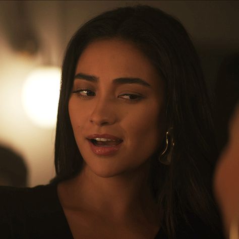 Shay Mitchell, Peach Salinger, Elizabeth Lail, Pretty Litte Liars, Emily Fields, Black Actresses, Celebrity Workout, Jacob Black, Maquillage Halloween