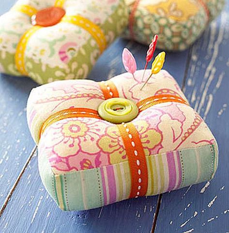 Making Pin Cushions, Pincushion Patterns, Pincushion Tutorial, Pin Cushions Patterns, Project Bags, Costura Diy, Creation Couture, Pin Cushion, Diy Couture