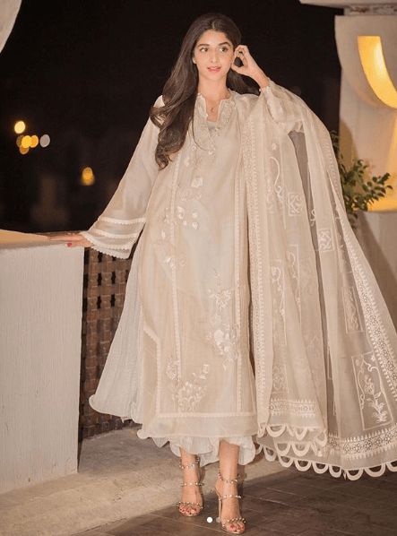 mawra-hocane 24 Ways to Wear All White Outfits Like Pakistani Celebrities Pakistan Street, Nikkah Dress, Pakistani Fancy Dresses, Pakistani Wedding Outfits, Indian Dresses Traditional, Salwar Kamiz, Pakistani Dresses Casual, Pakistani Fashion Party Wear, Beautiful Pakistani Dresses