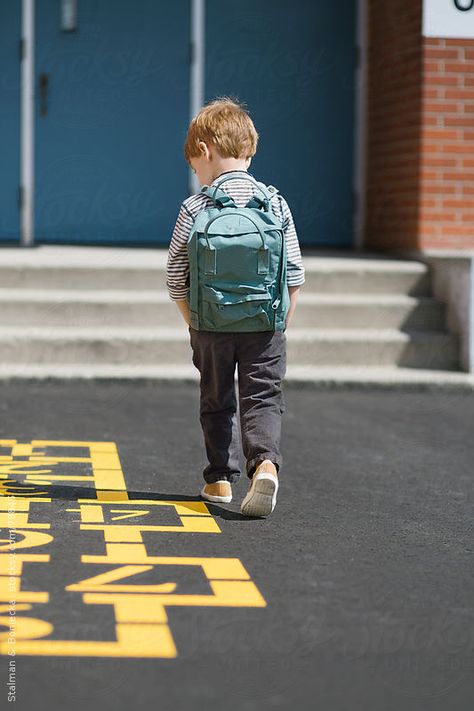 Walking Pictures, Backpack Drawing, First Day Of School Pictures, Walking Poses, School Photographer, Backpack Photography, Boy Walking, Diy Leather Projects, Children Sketch