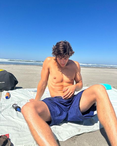 𝘣𝘦𝘢𝘤𝘩 𝘣𝘰𝘥𝘺 Tide Aesthetic, Surfer Boys Style, Surfer Boy Outfits, 2023 Pic, Gage Gomez, Surfer Guys, Spring Tide, Beach Outfit Men, Passenger Princess