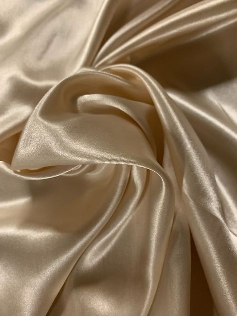 Champagne Silk Table Cloth, Champagne Color Aesthetic, Vestidos Color Champagne, Champagne Wedding Decor, Champagne Clothes, Black Champagne Wedding, Champagne Aesthetic, Champagne Silk Dress, Champagne Color Palette