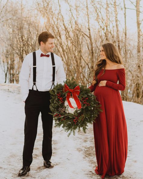 Even though it was a little slippery, I love the snow on the ground in these pictures! Natal, Christmas Pregnancy Outfit, Maternity Christmas Pictures, Snow Maternity Photos, Winter Pregnancy Photoshoot, Christmas Pregnancy Photos, Winter Maternity Pictures, Christmas Maternity, Winter Maternity Photos