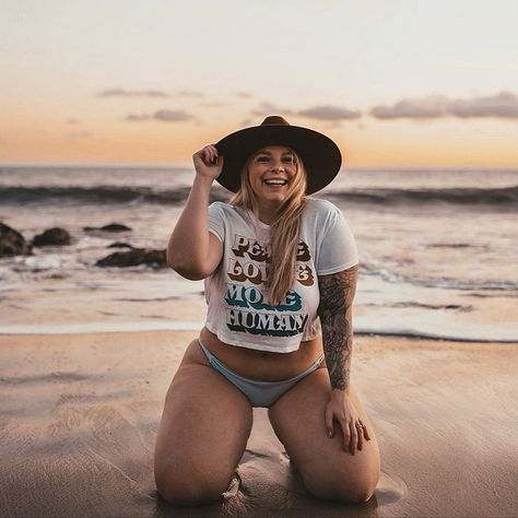 ashlee rose hartley on Instagram: “Thoughtful Thursday: What’s one word that describes something that you love about yourself? 💭———————————————————————— My word is OPTIMISTIC…” Plus Size Fotografie, Plus Size Photo Poses, Outfit Strand, Vacation Outfits Summer, Plus Size Photography, Body Positive Photography, Plus Size Beach Outfits, Hawaii Packing List, Hawaii Packing