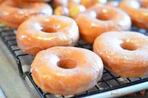 Homemade Glazed Donuts are the BEST donuts you'll ever eat. I've been making this easy donut recipe for years and can honestly tell you it's PERFECT! #easydonuts #homemadedonuts #doughnuts #donuts #donutrecipe Donat Glaze, Easy Donut Recipe, Yeast Donuts, Homemade Donuts Recipe, Easy Donuts, Glazed Donuts, Homemade Donuts, Krispy Kreme, Donut Glaze