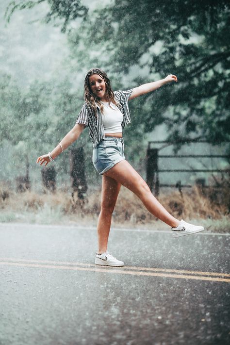 Aesthetic Presets Lightroom, Rain Shoot, Rainy Photoshoot, Rainy Photography, Rainy Day Pictures, Rainy Photos, Rainy Day Photos, Rainy Day Photography, Girl In Rain