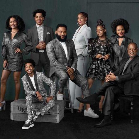 Celebrity Family Portraits, Professional Photo Shoot Group, Luxury Black Family Photoshoot, Black Family Formal Photoshoot, Black And Gold Family Photoshoot, Celebrity Family Photos, Large Family Photo Shoot Ideas Studio, 20 People Group Photo, Luxury Family Photoshoot