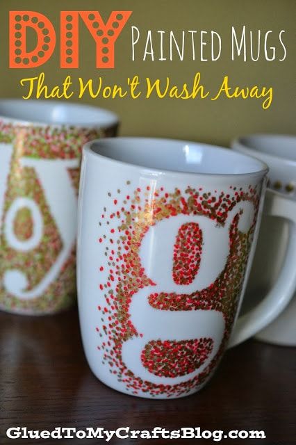 DIY Sharpie Painted Mugs Tutorial Sharpie Mugs, Diy Christmas Mugs, Mugs Diy, Coffee Mug Crafts, Diy Sharpie Mug, Painted Coffee Mugs, Sharpie Mug, Diy Sharpie, Mug Crafts