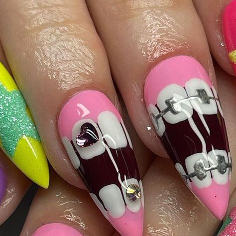 Groovy Nails by Bea 🌼 on Instagram: "MY SHINY TEETH & ME 🦷 inspo via the greats @rebeccapaintsnails & @tengoku_nails 💓 #nailart #nailsofinstagram #nailspo #naildesign #nailtech #explorepage #explore #longnails #detroitnails #detroit #michigannails #handpaintednails #apresgelx #apresnails #gelnails #gelxnails #halloweennails #sugarednails" Ducks Nails Design, Teeth Nail Art, Teeth Nails Art, Smiski Nails, Editorial Nails, Teeth Nails, Shiny Teeth, Groovy Nails, Nail Sunny