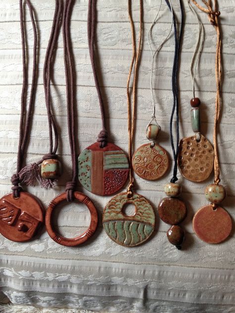 How To Make Clay Necklaces, Pottery Jewelry Ideas, Funky Jewelry Diy, Clay Ideas Jewelry, Pottery Bracelets, Granola Jewelry, Pottery Clothes, Diy Hippie Jewelry, Diy Clay Necklace