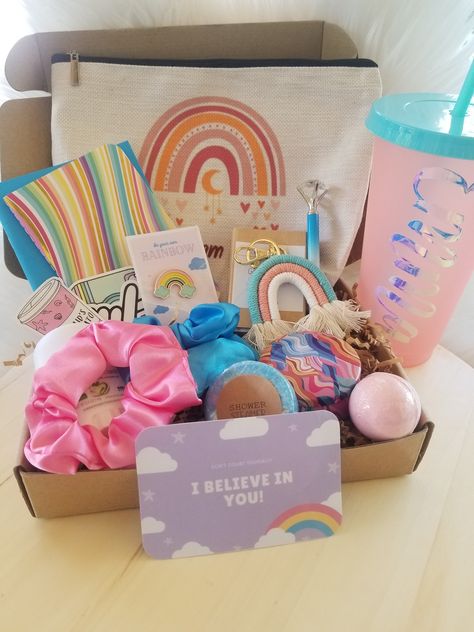 Teen Boxing, Big Gift Boxes, Girl Gift Baskets, Birthday Basket, Big Gift, Diy Birthday Gifts For Friends, Birthday Box, Encouragement Gifts, Big Gifts