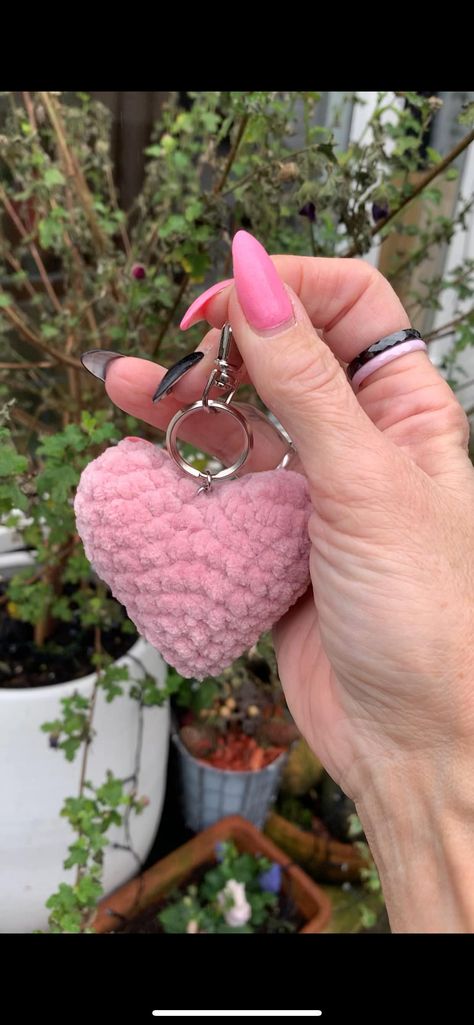 Crochet keychain heart . cute as a gift Also for a wedding or your loved one. Valentine gift Amigurumi Patterns, Haarlem, Crochet Stuffed Heart, Crochet Heart Keychain, Keychain Crochet, Love Keychain, Form Crochet, Utility Hooks, Crochet Keychain