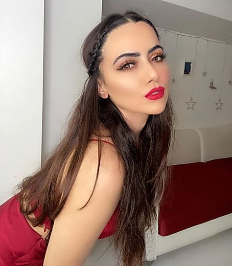 Actress Sana Khan of the film ‘Jai Ho’ has said goodbye to the industry. In fact, on October 8, Sana Khan wrote a social media post about leaving the industry. At the same time, she had deleted her glamorous photos and videos from social media. Since then Sana Khan shared a post on Tuesday in […] Winged Eyeliner, Polished Makeup, Arched Brows, Sana Khan, Arch Brows, Bold Makeup, October 8, Old Hollywood Glamour, Bollywood News