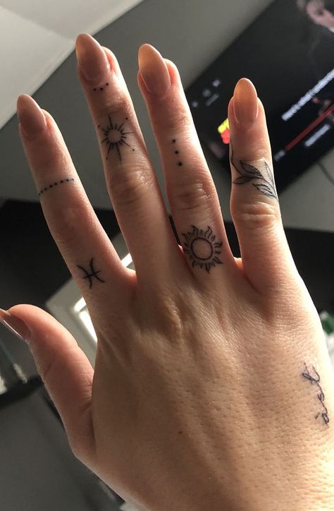 Tattoo Designs Minimalist, Tattoo Ideas Tiny, Finger Tattoos For Women, Finger Tattoo Ideas, Wrist Henna, Alchemy Tattoo, Tiny Finger Tattoos, Tato Henna, Finger Tattoo For Women