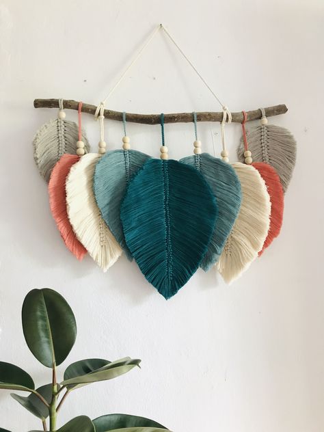 Diy Macrame Plant Hanger Easy, Macrame Feather Wall Hanging, Maluchy Montessori, Wall Hanging Designs, Wall Decoration Ideas, Macrame Feather, Small Macrame, Macrame Wall Hanging Diy, Wall Hanging Macrame