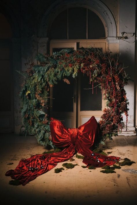 18 Christmas Wedding Ideas That will Make your Winter Wedding in Greece Magical! – Ellwed Christmas Decor Event, Christmas Wreath Backdrop, Christmas Event Decor, Christmas Wedding Ideas, Christmas Party Backdrop, Holiday Backdrop, Traditional Christmas Wreath, Greek Christmas, Glamorous Christmas