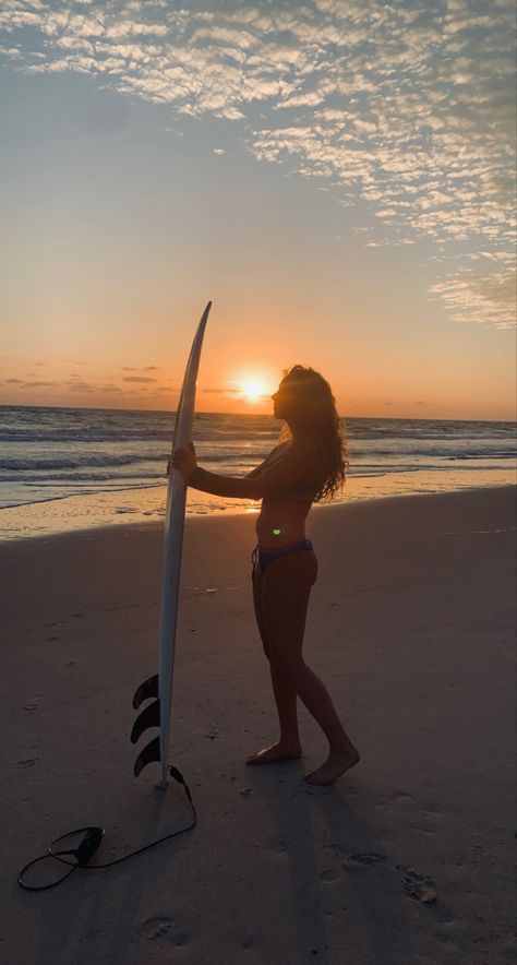 Costa Rica, Pictures With Surfboard, Surfboard Picture Ideas, Surfboard Poses, Surfboard Aesthetic, Cute Swim Suits, Surfboard Photography, Surfer Aesthetic, Surf Girl Style