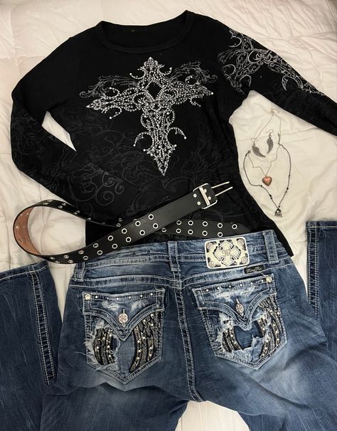 Miss Me Jean Outfits, Styling Miss Me Jeans, Grunge Y2k Outfits Aesthetic, Y2k Fashion Jeans, Twilight Grunge Outfit, How To Style Miss Me Jeans, Miss Me Jeans Aesthetic, Outfits With Miss Me Jeans, Thrifted Y2k Outfits