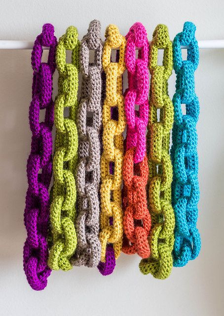 Crochet Chain Link Scarf | 19 Impossibly Clever Knitting And Crochet Patterns Chain Link Scarf, Kat Haken, Quick Crochet Projects, Crochet Mignon, Confection Au Crochet, Crochet Chain, Blanket Knitting, Scarf Crochet, Quick Crochet