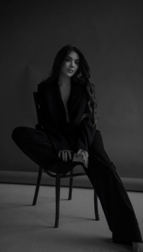 Outfit all black photoshoot All Black Outfit Poses, Women Modeling Poses, Women Suit Photoshoot Ideas, Powerful Feminine Photoshoot, Photoshoot Elegant Classy, Tanning Business Photoshoot, Fashion Styling Photoshoot, Independent Women Photoshoot, Business Woman Photoshoot Studio