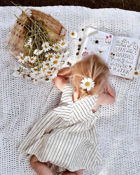 Fun Kids Photoshoot Ideas, Easter Photo Ideas, Foto Kids, Toddler Photoshoot, Siluete Umane, Spring Photoshoot, Toddler Photos, Spring Pictures, Summer Photoshoot