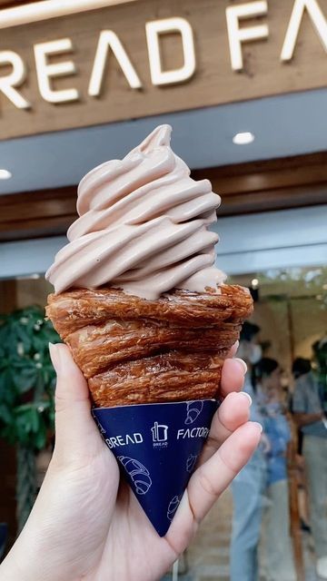 Essen, Best Cakes In The World, Aesthetic Ice Cream Shop, Croissant Ice Cream, Korean Bakery, Bread Factory, Food Creative, Cream Packaging, Best Cakes