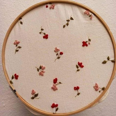 Bordado Livre_ Ideias é pontos para iniciantes Simple Floral Embroidery Tutorial, Black Sweatshirt Embroidery Ideas, Flower Hand Embroidery Pattern, Floral Hand Embroidery Designs, Spring Embroidery Ideas, Simple Floral Embroidery Patterns, Small Cute Embroidery Designs, Embroidery Flowers Simple, Flower Embroidery Simple