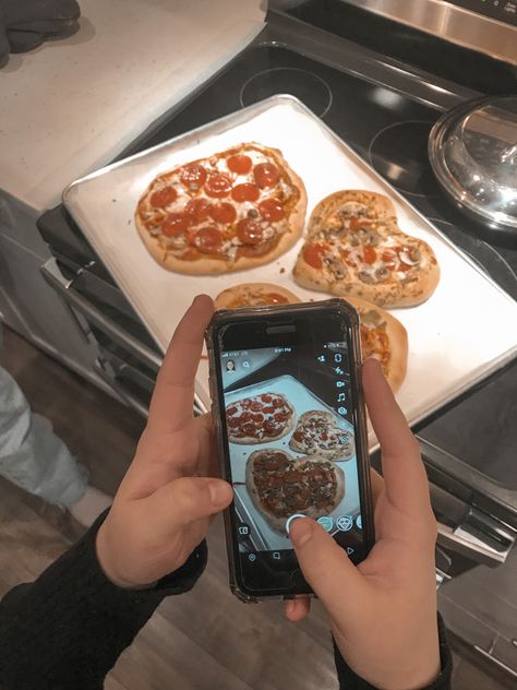 Homemade Pizza With Friends, Pizza Friends Aesthetic, Making Pizza With Friends, Pizza Making Aesthetic, Making Pizza Aesthetic, Pizza Night Party, Baking With Friends, Pizza Dinner Party, Pizza With Friends