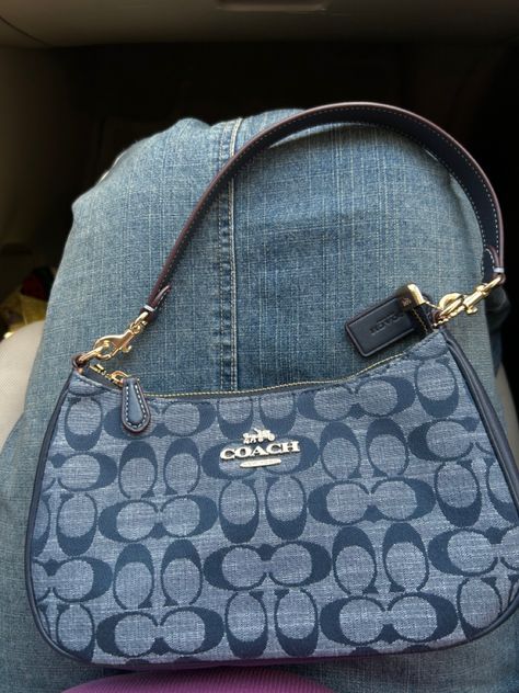 coach bag 
denim bag 
coach denim bag 
shoulder bag 
dark blue Spring Old Money, Mode Old School, Trendy Purses, Sacs Design, Luxury Bags Collection, Handbag Essentials, Pastel Outfit, Denim Shoulder Bags, Tas Fashion