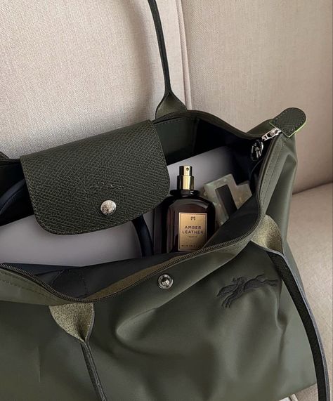 Longchamp Bag Colors, Longchamp Aesthetic, Long Champ, My Style Bags, Longchamp Bag, Inside My Bag, Handbag Essentials, What In My Bag, Fancy Bags