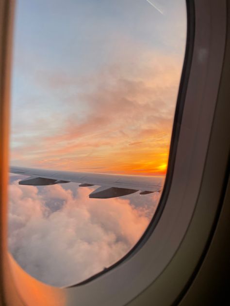 Pictures Of Airplanes, Airplane Photos Aesthetic, Pretty Airplane View, Vision Board Inspo Pictures Travel, Florida Vibes Aesthetic, Trip Aesthetic Airplane, Airplane Sunset Aesthetic, Airplane View Aesthetic, Sunset Airplane Window