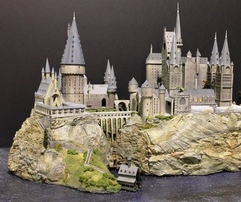 hogwarts castle | Model Hogwarts - Page 9 Hogwarts Castle Exterior, Hogwarts Model Diy, Hogwarts Diorama, Hogwarts Miniature, Hogwarts Model, Castle Model, Harry Potter Castle, Hogwarts Party, Harry Potter Miniatures