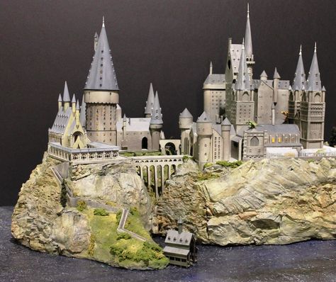 hogwarts castle | Model Hogwarts - Page 9 Hogwarts Model Diy, Hogwarts Diorama, Hogwarts Miniature, Hogwarts Model, Castle Model, Harry Potter Castle, Harry Potter Miniatures, Harry Potter Dolls, Lego Hogwarts