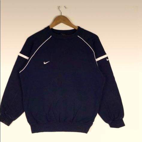 Nike sweat-shirt (used) Sweater Nike Vintage, Vintage Nike Sweaters, Vintage Nike Jumper, Vintage Nike Hoodies, Sweat Nike Vintage, Pull Nike Vintage, Vintage Nike Shirts, Hoodie Nike Vintage, Old Nike Outfits