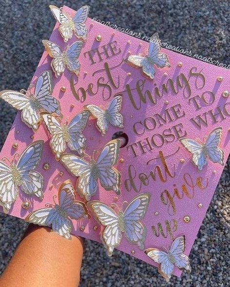 57+ Fierce Graduation Cap Ideas for the Ultimate Baddie Grad Decorative Caps For Graduation, Gossip Girl Graduation Cap, Graudtion Caps Ideas, Highschool Graduation Cap, Graduation Cap College, Cap Decoration Graduation, Graduation Things, Flower Graduation Cap, Flower Graduation