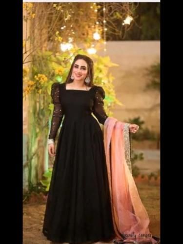 Long Frok, Color Kurti, Long Frock Designs, Simple Frock Design, Eid Dress, Simple Frocks, Long Gown Design, Simple Gowns, Fancy Frocks