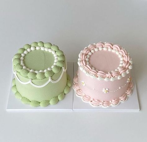 Pretty Cake Decorating, Simple Cake Design, Bolo Vintage, Vintage Birthday Cakes, Mini Torte, Tiny Cakes, Cake Cafe, Pretty Cake, Simple Cake Designs