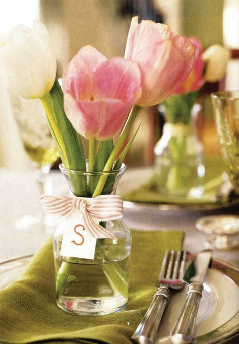 Tulips in a tiny vase Gala Decor, Pretty Tulips, Green Tablescape, Tulips Arrangement, Tulip Wedding, Table Setting Inspiration, Guest Book Table, Spring Tablescapes, Tulips In Vase