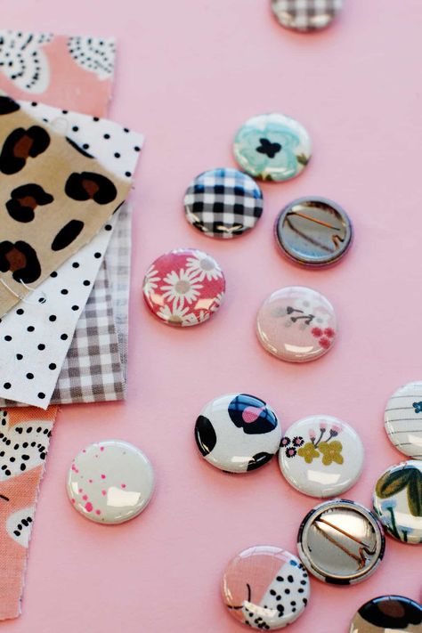 how to make button pins with fabric scraps Diy Buttons Pins, Diy Pins Buttons, Pin Ideas Button Diy, Diy Button Pins, Pinback Buttons Display, How To Make Badges, Pin Button Design, Magnet Making, Hair Accessories Display