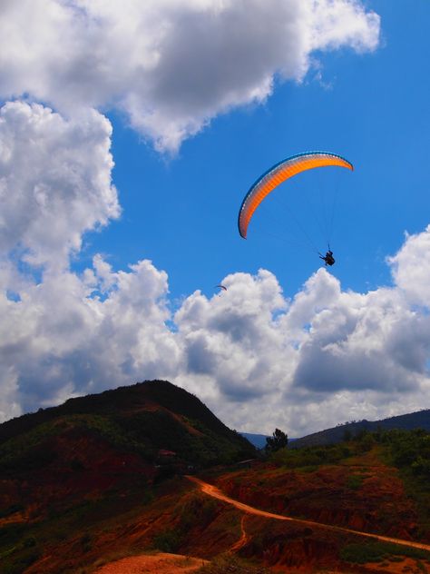 Above the Chicamocha Canyon, near San Gil, Colombia. San Gil, Bucaramanga, Tumblr, America Latina, Colombia Travel, Visual Board, Skydiving, Extreme Sports, Aruba