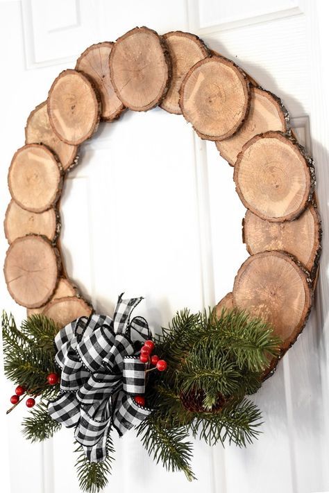 Diy Dream Catcher, Dekoratívne Vence, Tree Slices, Christmas Wood Crafts, Wood Slice, Christmas Wood, Christmas Deco, Xmas Crafts, Homemade Christmas