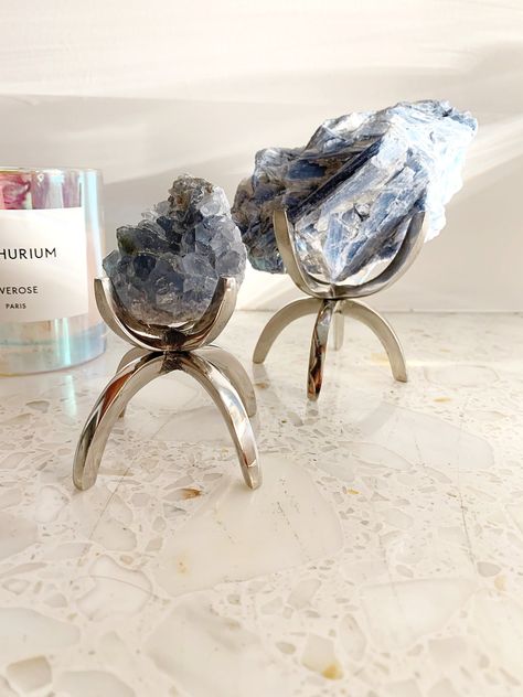 This display stand is a modern and chic way to show off your crystal and mineral collection. The silver aluminum claw will add wonderful texture, depth, and interest to your shelf and put your crystal on an airy and minimal pedestal. **Crystal not included** The display stand is made of aluminum, and can be inverted on either side to accommodate crystals of different sizes. Please note that this item is handmade (not mass produced by machines), so there are some imperfections on the stand. Dimen Crystal Altar Sacred Space, Rock Collection Display, Rock Display, Home Decor Minimal, Crystal Stand, Mirror Frame Diy, Decor Minimal, Witchy Home Decor, Displaying Crystals