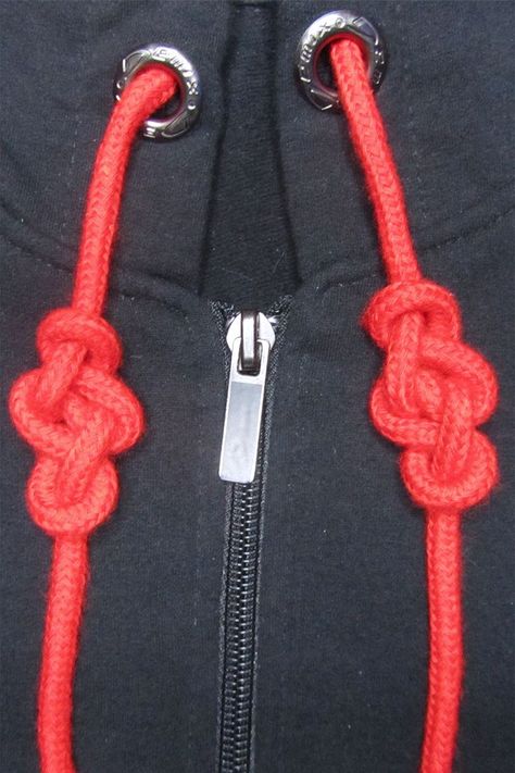 How to Tie Hoodie Strings for beginners. Quick and easy decorative hoodie knots - step-by-step video tutorial. Cool Knots How To Tie, Hoodie Rope Knot, Drawstring Tying Hacks, Decorative Hoodie Knots, Decorative Rope Knots, Knot Tying For Hoodies, Tying Knots On Hoodie, How To Tie A Drawstring, Sweatshirt Drawstring Knots Diy