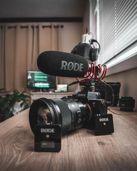 Japanese Electronics, Rode Microphone, Camera Microphone, Youtube Setup, Film Equipment, Digital Camera Photography, Camera Rig, Photo Gear, Vlogging Camera